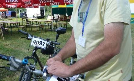 Paweł Słoma, członek Stowarzyszenia Brzegi Nad Nidą przygotowuje się do udziału w rajdzie rowerowym.
