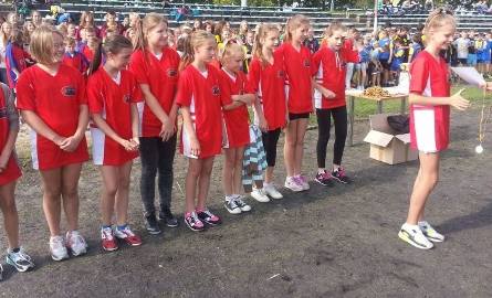 Drugie miejsce w powiatowych sztafetowych biegów przełajowych w kategorii dziewcząt ze szkół podstawowych zajęła włoszczowska „dwójka”.
