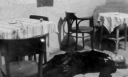 Do skrytobójczego zamachu na Flamego doszło 1 grudnia 1947 w Zabrzegu pod Czechowicami. Zamachowcem był miejscowy milicjant Rudolf Dadak, który nigdy