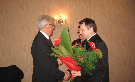 Kwiaty dla dziekana Borysława Szlanty