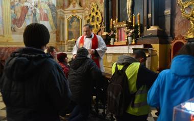 W sanktuarium na Świętym Krzyżu odbyło się nabożeństwo z ucałowaniem relikwii Krzyża Świętego.