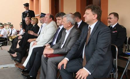 Na „chrzciny” wozu przybyło wielu znakomitych gości – od lewej proboszcz miejscowej parafii ksiądz Marek Szymkiewicz, wiceminister obrony narodowej Beata