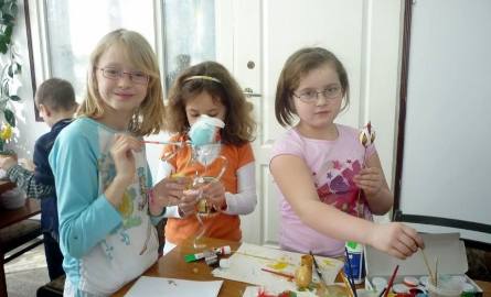 Marta, Amelka i Małgosia ozdabiały wydmuszki farbami. Skorupki osadzone na patyczkach dają się łatwo malować.