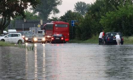 Pod deszczu zalany był też drogi u zbiegu ulic Legionistów - Chemiczna - Garszwo. Zalany był tam volkswagen golf, właściciele sami wypchnęli go z ro