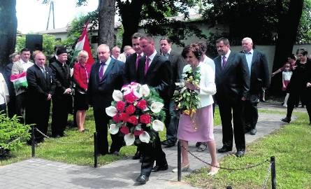 W setną rocznicę wspólnej walki, władze samorządu powiatowego i gminy Iwaniska przed pomnikiem złożyły kwiaty.