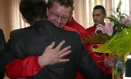 Hetman jest z panem, proszę być z nami! – powiedział trener włoszczowskiego klubu Jarosław Groszek, gdy żegnał kwiatami burmistrza Włoszczowy.