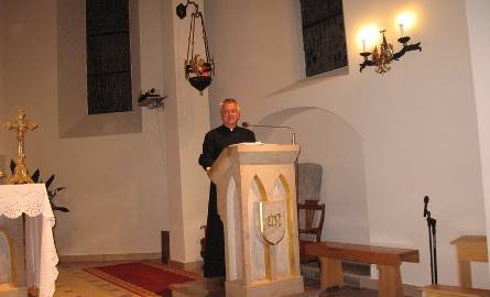 Potem witał gości ksiądz Andrzej Tuszyński, proboszcz kościoła świętego Wacława.