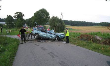 Śmiertelny wypadek. Audi roztrzaskało się w rowie. Pasażer nie żyje, kierowca w stanie ciężkim 