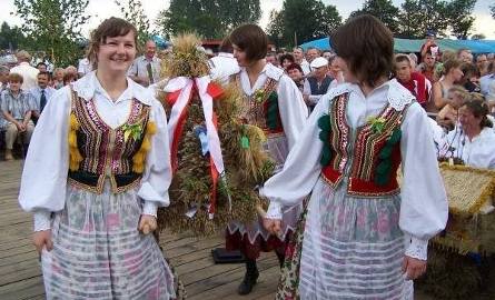 Podczas święta dziękczynienia, każda wieś i sołectwo  z gminy Baranów zaprezentowało swój wieniec.