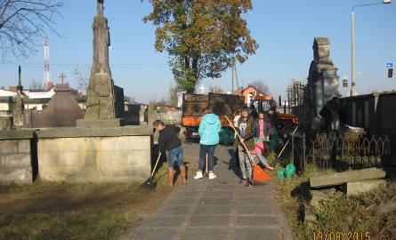 Uczniowie Zespołu Szkół Ekonomicznych sprzątali radomskie nekropolie (zdjęcia)