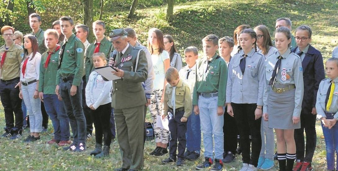 Jan Gulczyński pilnuje, aby harcerze dbali o miejsce pamięci w Dorposzu Szlacheckim. I nie tylko o to.