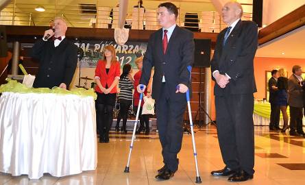 Jacek Bojarowski, prezes Olimpii, wystąpił kontuzjowany. Z prawej - prezes honorowy Olimpii Ryszard Szczepański