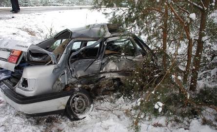 Czołowe zderzenie volkswagena z mercedesem. 21-letni kierowca w stanie ciężkim!