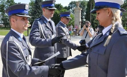Monika Zamachowska otrzymała awans na sierżanta policji. Gratulacje składa zastępca komendanta wojewódzkiego inspektor Zbigniew Kotarski