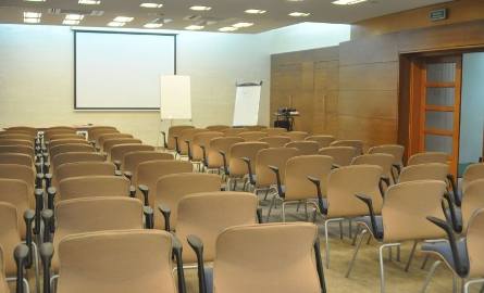 Dobrze wyposażona sala konferencyjna umożliwia organizację spotkań szkoleniowych i biznesowych