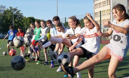 Dziewczyny też kochają futbol. Te z UKS Szóstka Inowrocław potrafią zawstydzić swoich kolegów 