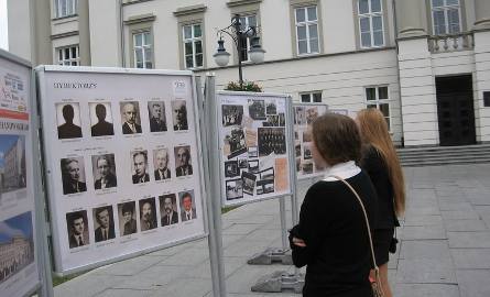 Na placu pod Urzędem Miejskim przy ulicy Żeromskiego 53 otwarto natomiast wystawę "Kochanowszczak w fotografii”, przygotowaną przez Remigiusza