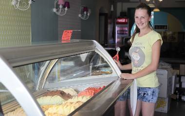 Pani Sylwia na codzień pracuje w lodziarni Kolorowa - jej ulubionym smakiem lodów jest cytrynowy.
