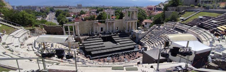 Teatr został wybudowany najprawdopodobniej w latach 116-117 n.e. za czasów cesarza Trajana. Imponująca budowla może pomieścić nawet do 7 tys. widzów