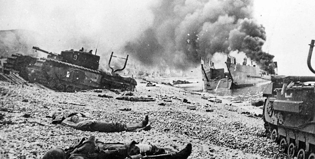Plaża w Dieppe po klęsce brytyjskiego desantu, 19 sierpnia 1942 r.