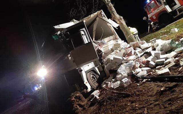 Wypadek pod Sierosławiem. Samochód ciężarowy zjechał z drogi i uderzył w drzewo [ZDJĘCIA]
