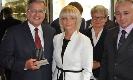 Burmistrz Stąporkowa Dorota Łukomska podarowała prezydentowi statuetkę stąporkowskiego grzejnika. Na zdjęciu także wiceprzewodnicząca rady miasta w Końskich