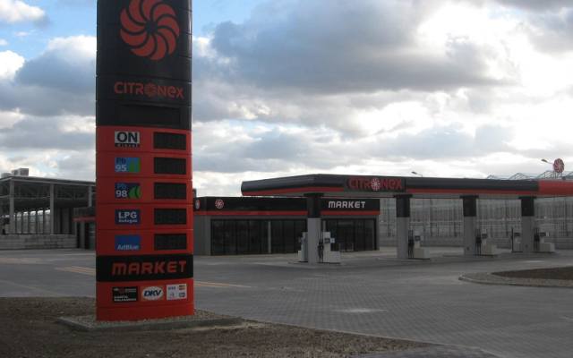 Ogromne szklarnie, stacja paliw i market w Siechnicach pod Wrocławiem 