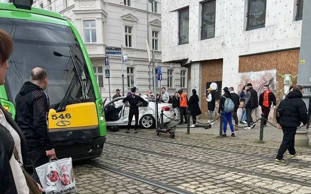 Wypadek w Poznaniu. Zderzenie taksówki z tramwajem w okolicy placu Bernardyńskiego. Są ranni