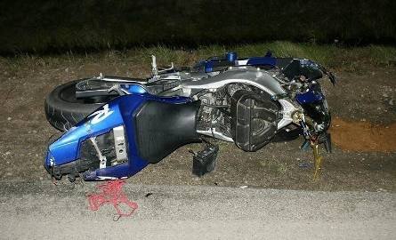 Motocykl rozbił się o samochód. Motocyklista jest ciężko ranny (zdjęcia)
