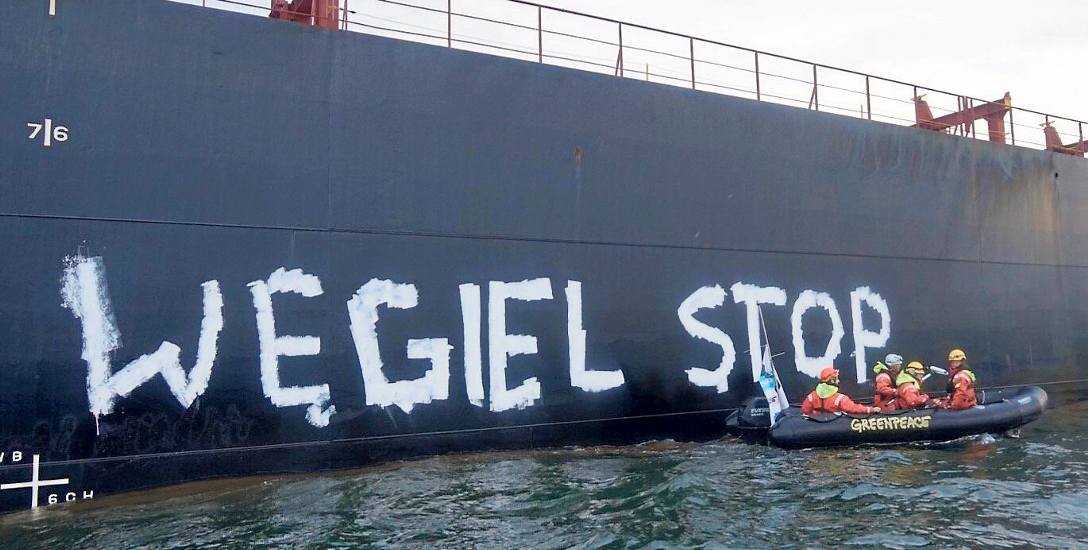 Działacze namalowali ogromny napis „Węgiel stop” na burcie statku wiozącego surowiec importowany do Polski z Mozambiku