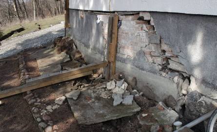 Zniszczona ściana budynku, w którym mieszkała rodzina Gajdów.