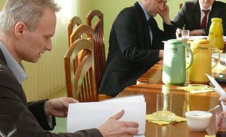Pełniący dotychczas obowiązki dyrektora szpitala Leszek Orliński (z lewej), który był jednym z kandydatów na szefa Zespołu Opieki Zdrowotnej, zaskarżył