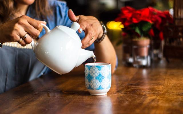 Jaka herbata na spalanie tkanki tłuszczowej z brzucha? Napoje na odchudzanie są polecane także na noc. Jaką herbatę pić, żeby schudnąć?
