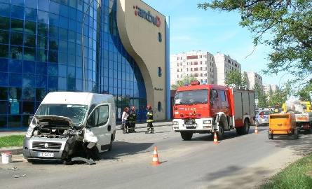 Zderzenie busa ze śmieciarką w Tarnobrzegu. Kierowca w szpitalu