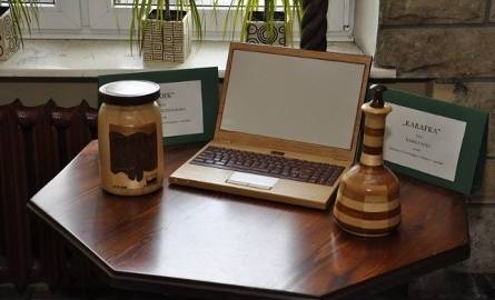 Na wystawie prezentowany jest między innymi drewniany laptop.