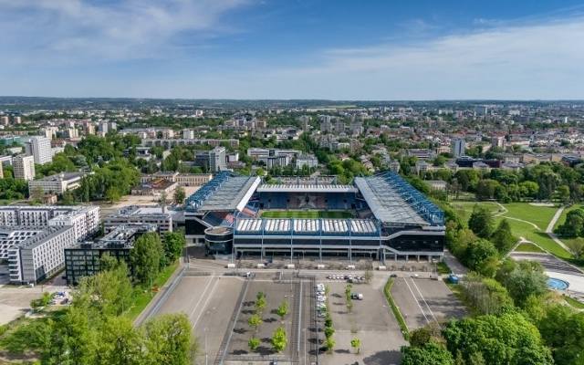 Nadzór budowlany kontroluje stadion Wisły Kraków. Urzędnicy uspokajają, że obiekt nie został zamknięty
