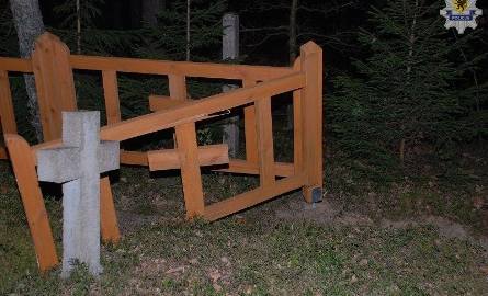 Czersk. Szok! Na cmentarzu pod Łukowem wyrwali drewniane krzyże z ogrodzenia. Uszkodzili też jeden z krzyży z pomnika 