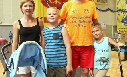 Rusłan Horodko, który jest lekarzem w Mińsku, w turnieju rodzinnym startował z żoną Ireną, 9-letnim synem Jankiem i 7-letnim Markiem. W wózku ich najmłodsza