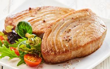 Tuńczyk - przepisy na kilka sposobów. Sałatka z makaronem lub ryżem, stek... Sprawdź sam!