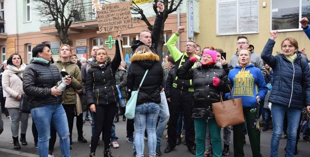 Kilkaset osób wybrało się pod bramy zakładów karnych, w którym przebywali  tymczasowo aresztowani: Radosław M. i Angelika L. Mieli między innymi transparenty.