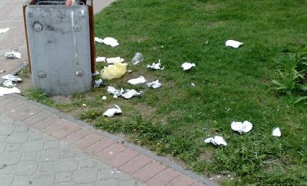 Pobojowisko na Malmeda. Śmieci poniewierają się na chodniku. Taki widok w centrum miasta to wstyd! (zdjęcia)