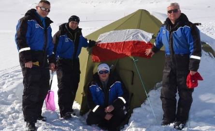 W tym namiocie spędzili jedną noc. Stamtąd Sebastian Markowski, Jacek Słowak, Michał Szpak i Ryszard Mochocki wyruszyli na szczyt Trollsteinen.