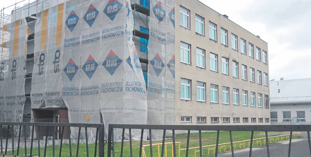 Trwa remont elewacji budynku Szkoły Podstawowej nr 3 w Sławnie. Dyrekcja informuje, że  wymieniono także kilka okien w salach klasowych.
