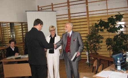 Jako pierwszy dokument przyznający  stypendium z rąk Edwarda Kossoya otrzymał Michał Klimiuk