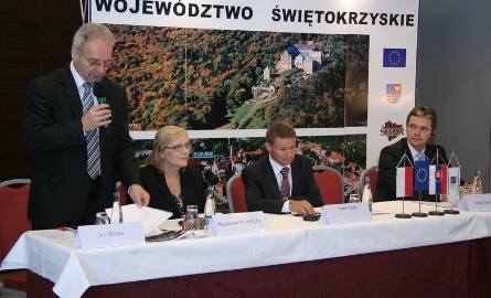 Od lewej: Ján Mišura, wiceprezes Słowacko - Polskiej Izby Handlowej w Żylinie, Małgorzata Wierzbicka, zastępca ambasadora RP na Słowacji, Józef Štrba