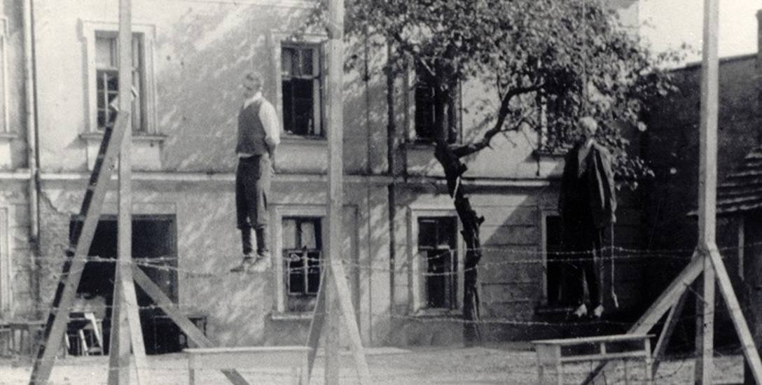 Publiczna egzekucja Michała Kruka i Aleksandra Hirschberga w Przemyślu, przy ul. Kopernika. 6 września 1943 roku.