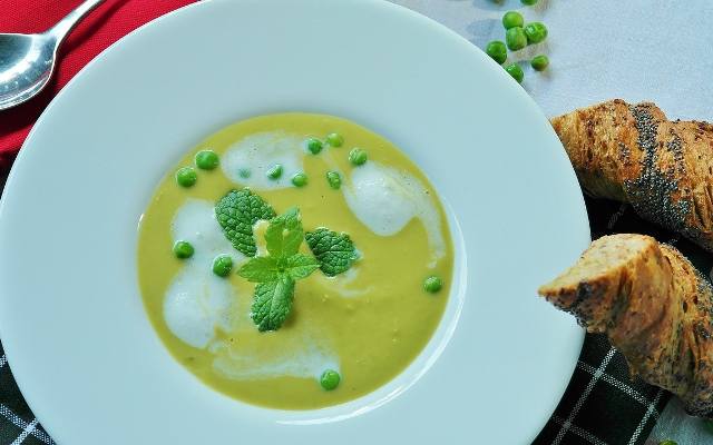 Do przygotowaniu zupy kremu wystarczy groszek zielony (najlepiej świeży, ale może być też mrożony), lekki bulion warzywny, cebula, kilka ząbków czosnku,