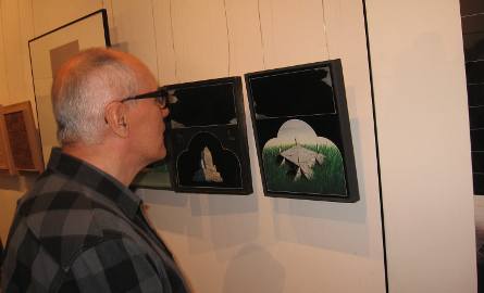 Wystawe ogląda Witold Kowalski, który za tydzień obchodzić będzie 45 lecie swojej twórczości malarskiej.