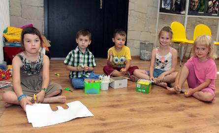 Młodsze dzieci upodobały sobie zajęcia plastyczne. Od lewej: Julia, Patryk, Miłosz, Kornelia i Dominika.