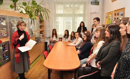 Ewa Kutyła opowiada o historii szkoły.